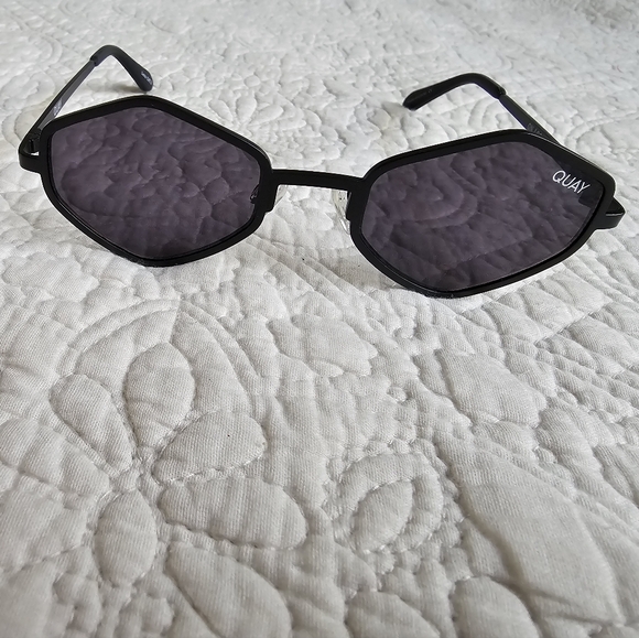 Quay Australia - Maluma - On Location Sunglasses - Picture 3 of 5